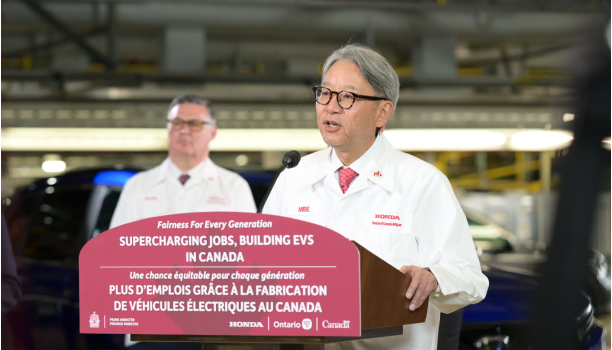 Deux représentants de Honda en uniforme dans une usine de fabrication.