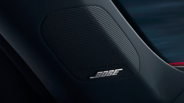 Gros plan du haut-parleur d’aiguës avec logo « BOSE ».