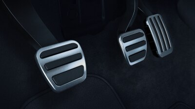 Gros plan des pédales sport avec garnitures en aluminium.