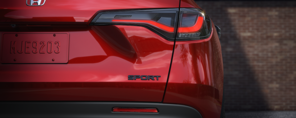Gros plan du hayon d’un HR-V Sport rouge.