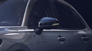 Plan rapproché du rétroviseur extérieur sur un HR-V gris.