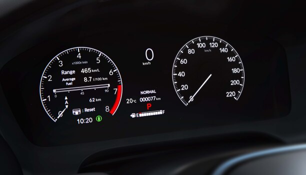 Gros plan de l’écran TFT affichant le compte-tours, l’indicateur de vitesse, le compteur kilométrique, la consommation de carburant, etc.