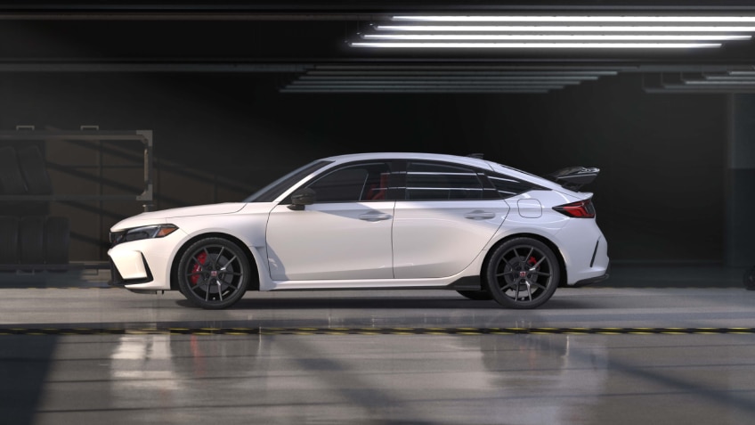 Vue latérale d'une Type R blanche dans un hangar à voitures.