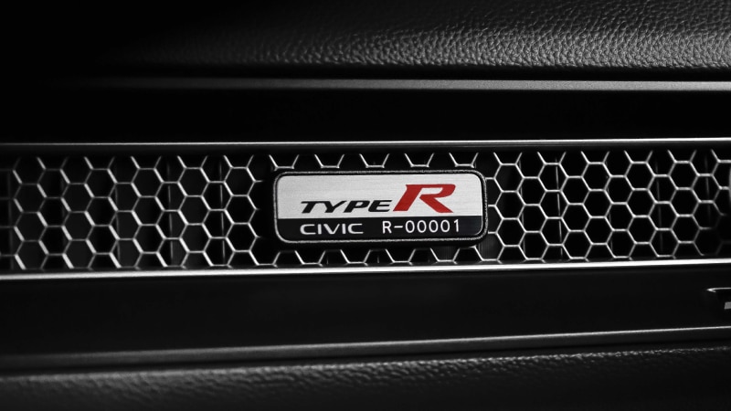 Gros plan de la plaque de numéro de série d’une Type R sur la bouche d’air alvéolée, sur le tableau de bord côté passager.