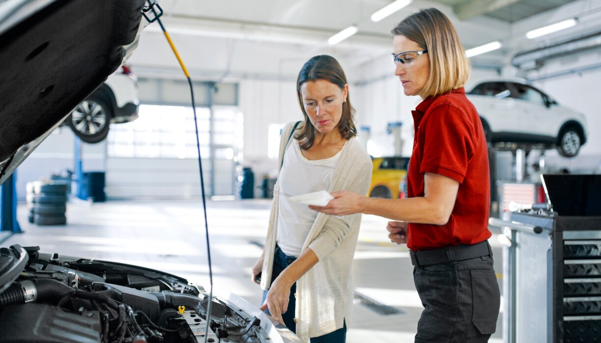 A Honda specialist performs a battery check with a customer. 